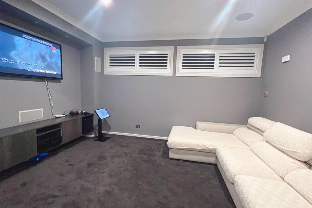 7 Aurora Ave *